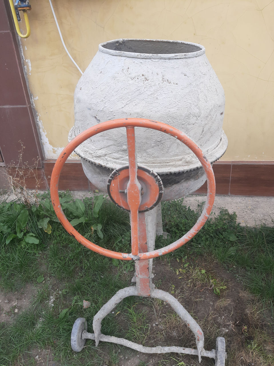 Бетономешалка в рабочем состоянии