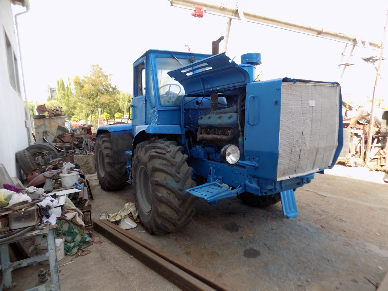 tractor  T150 cu motor de MAZ sase cilindre foto 3