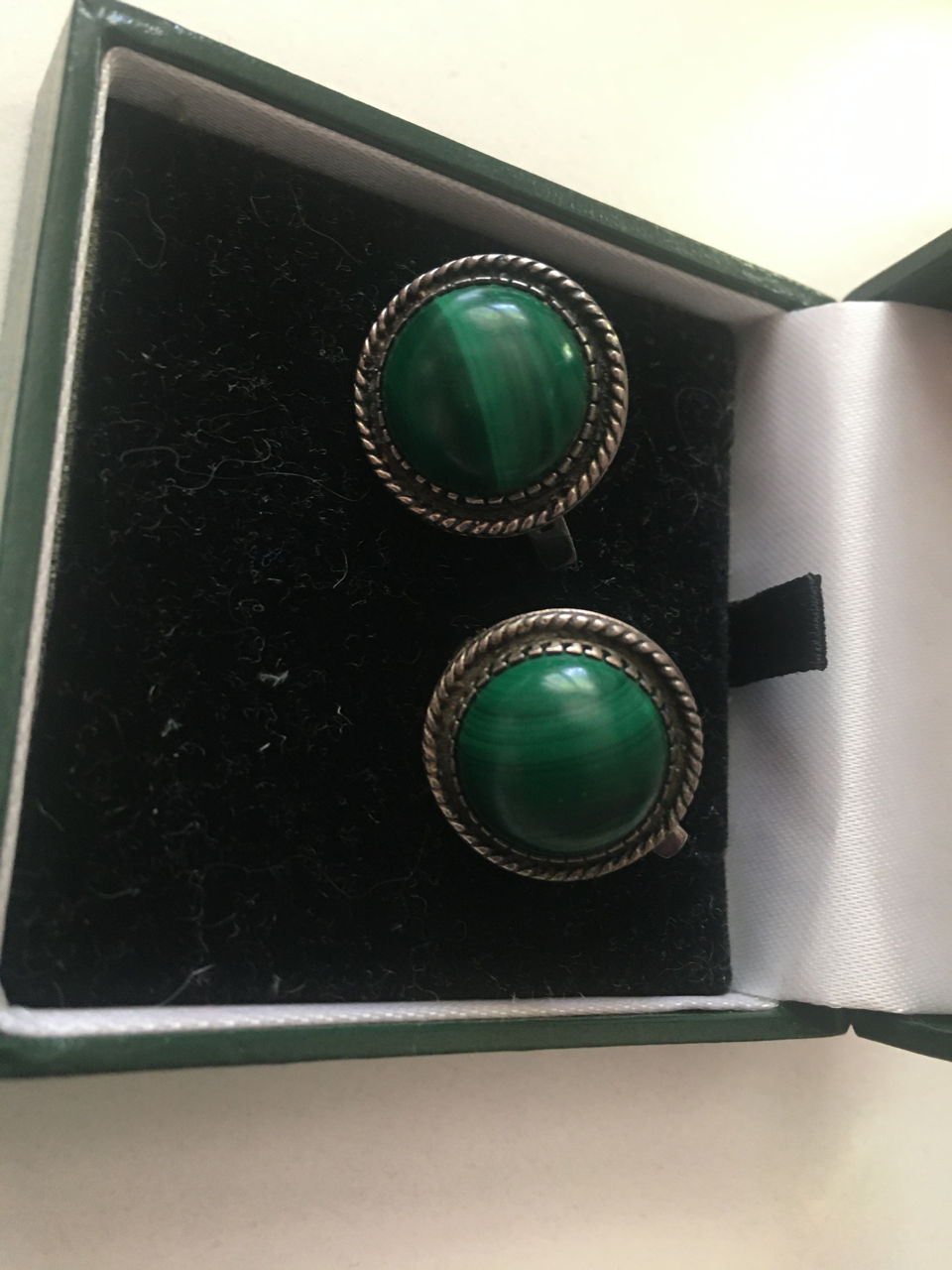 Серебрянные сережки с малахитом.