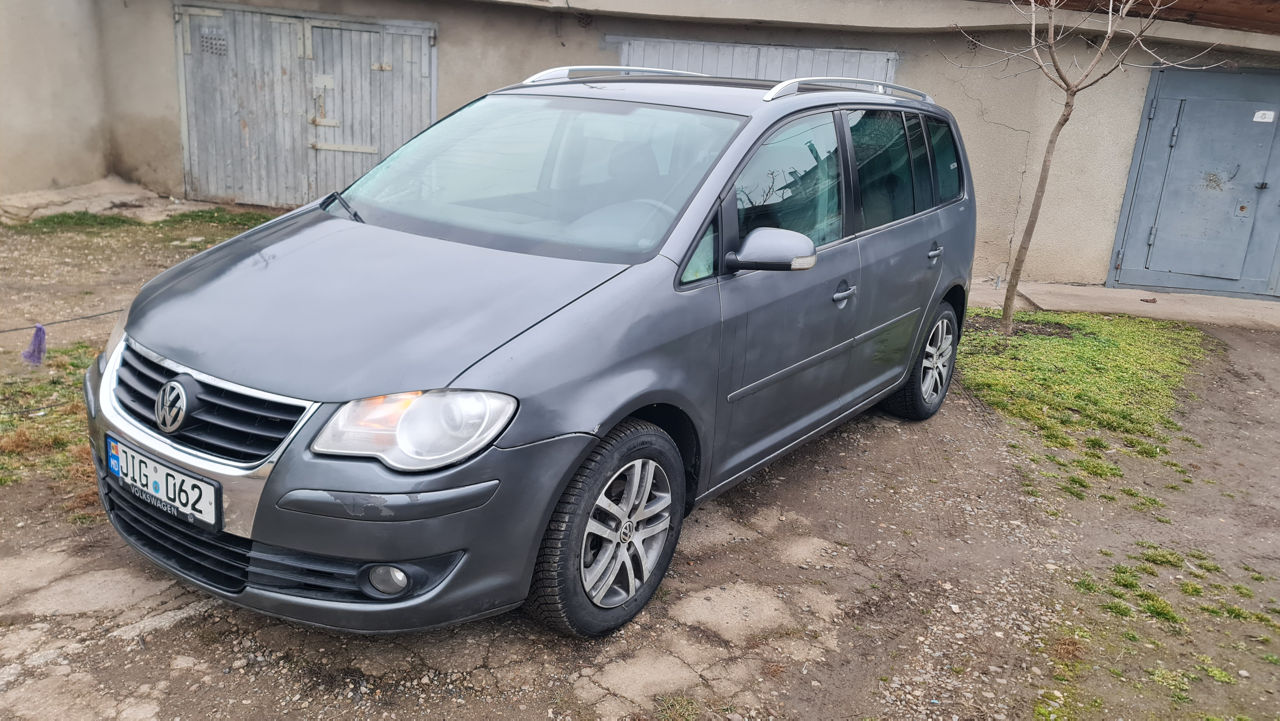 Volkswagen Touran foto 1