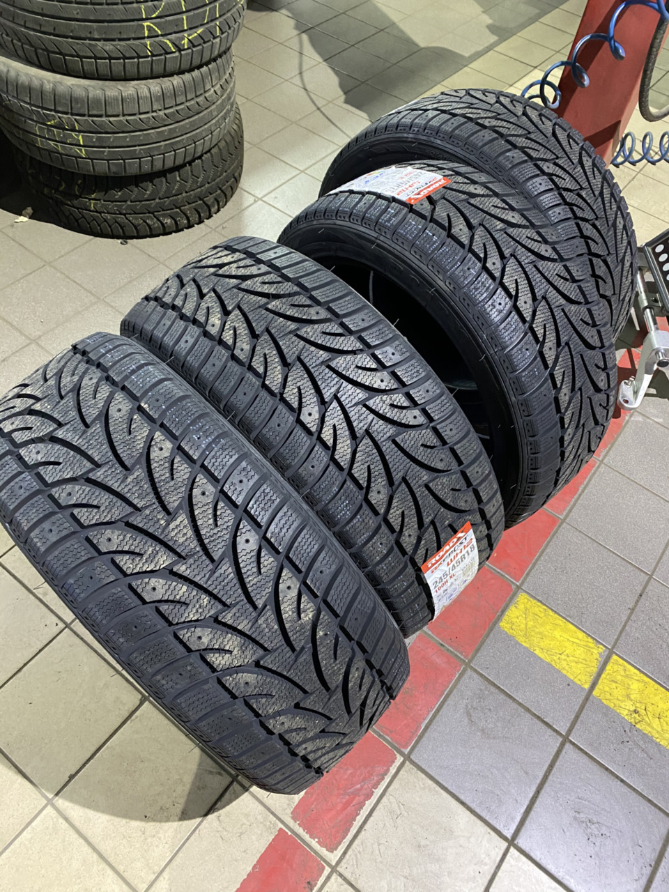 245/45 R18 RoadX RxFrost WH12