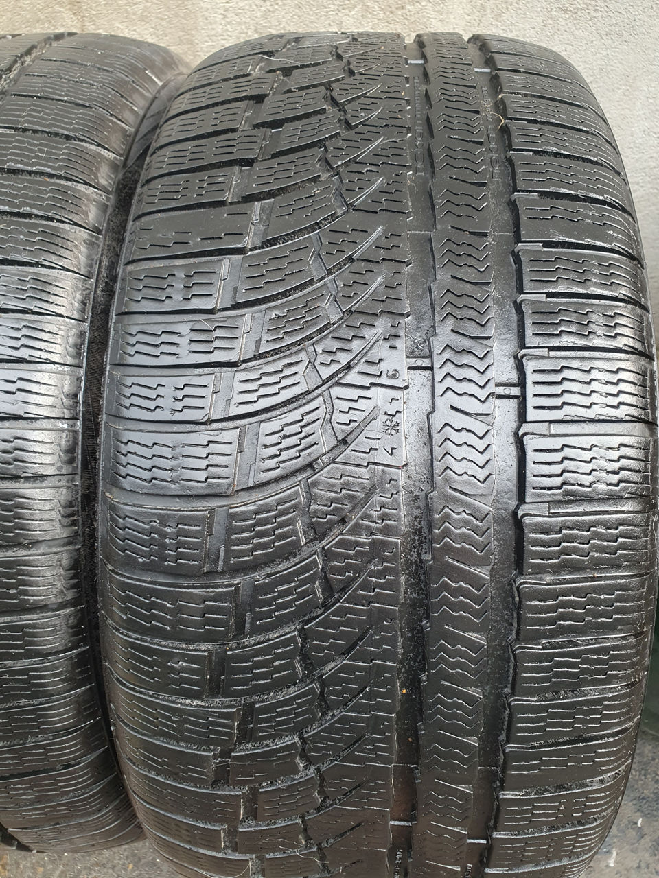 255/35/ R18. 225/40/R18-Nokian.