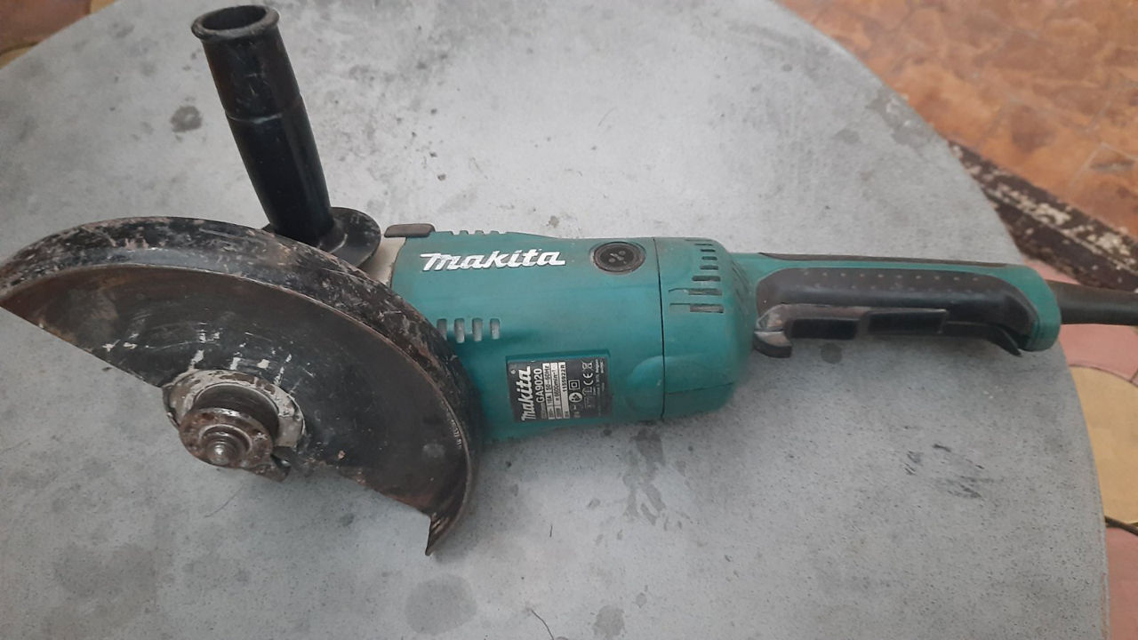Makita GA9020 Polizorul unghiular mare 2200 W