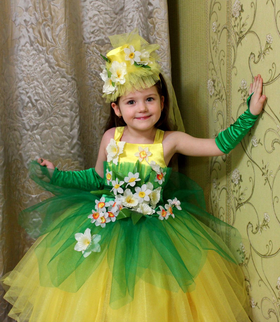 На 8-е марта весенние платья и карнавальные костюмы на прокат.