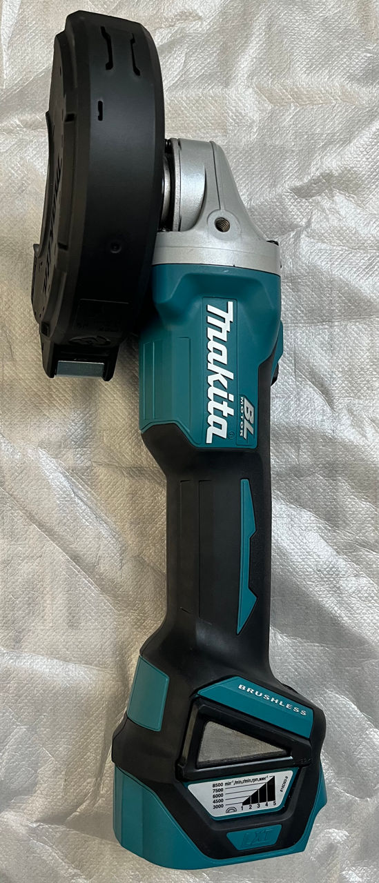 Аккумуляторная угловая шлифмашина Makita LXT DGA511Z foto 0