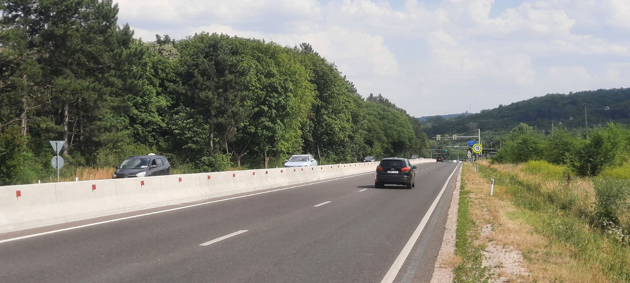 1 ari la traseu, 15 metri iesire spre traseu, 143 m în adîncime, acces de pe 2 drumuri, cu gaz, apă  foto 3