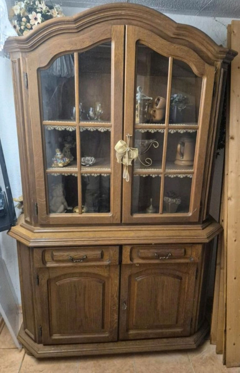 Vitrină din lemn masiv. foto 0