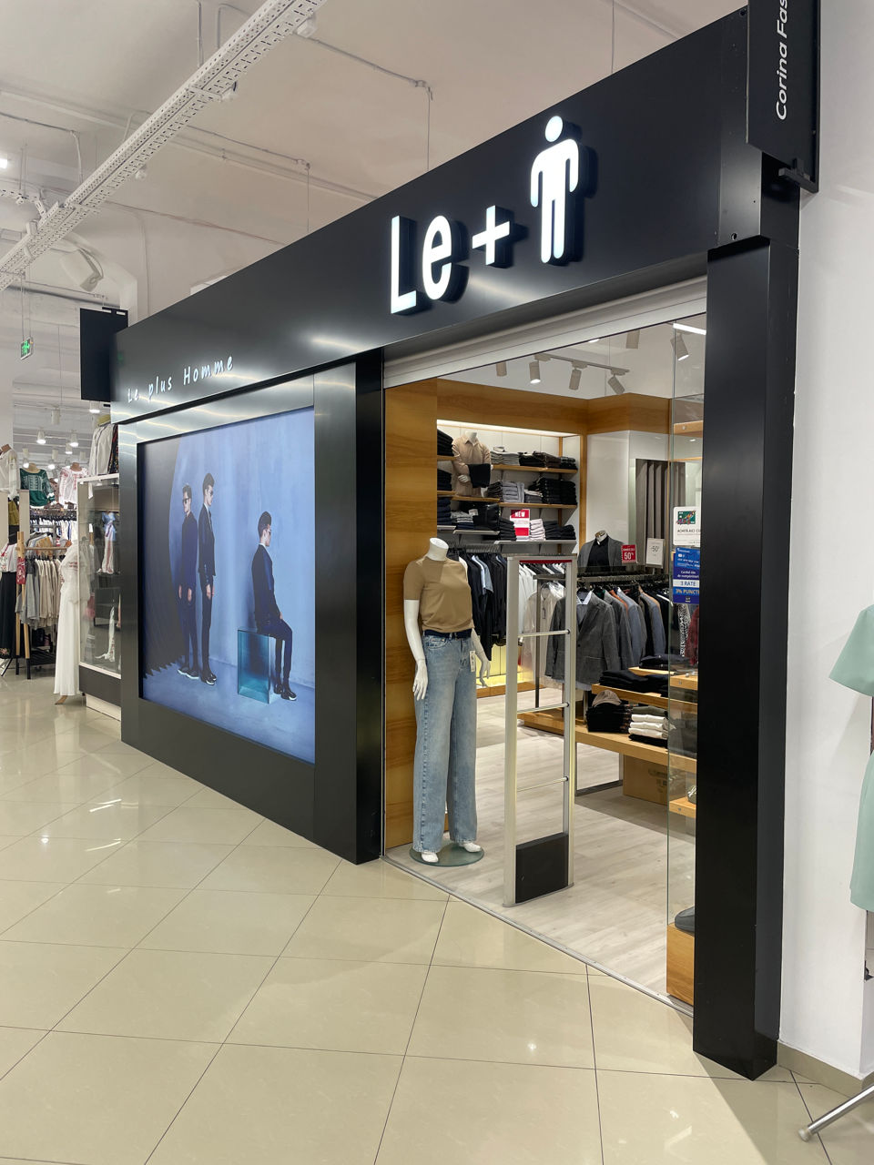 Se vinde magazin de haine in cc. Zity Mall фото 0