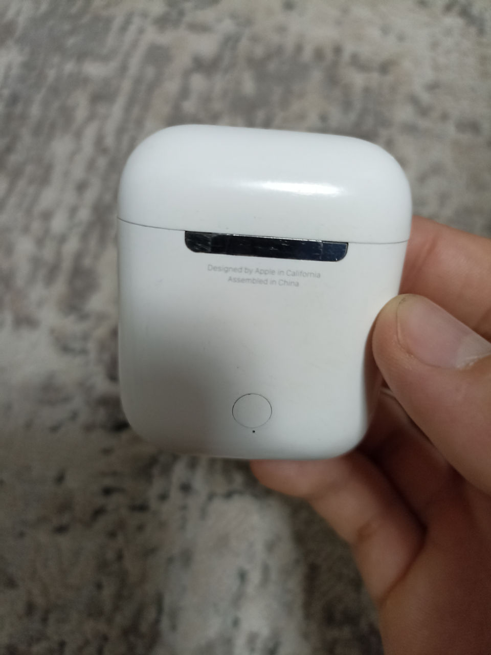 Продаю кейс от airpods 2 , оригинал . Чехол в подарок :)