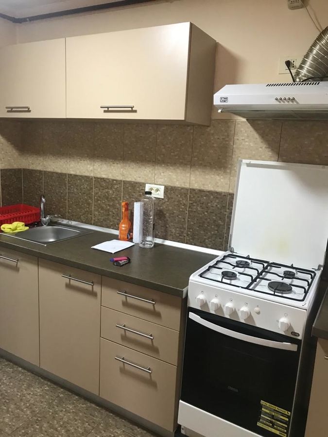 Dau in chirie apartament cu o odaie pentru o familie sau fete,daca sint educati primesc si baieti. foto 3