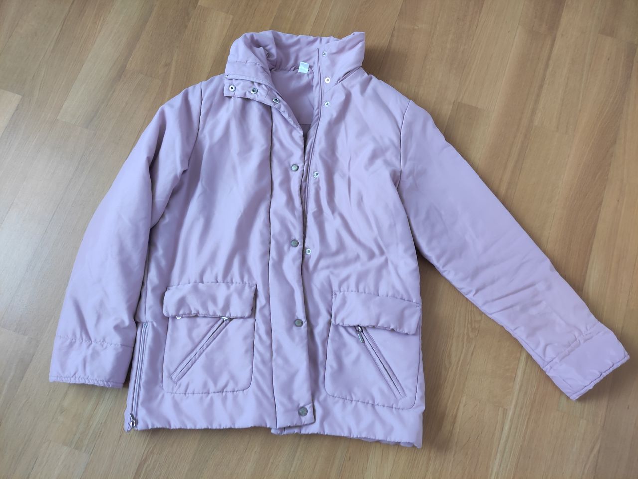 Демисезонная куртка на размер L-XL.