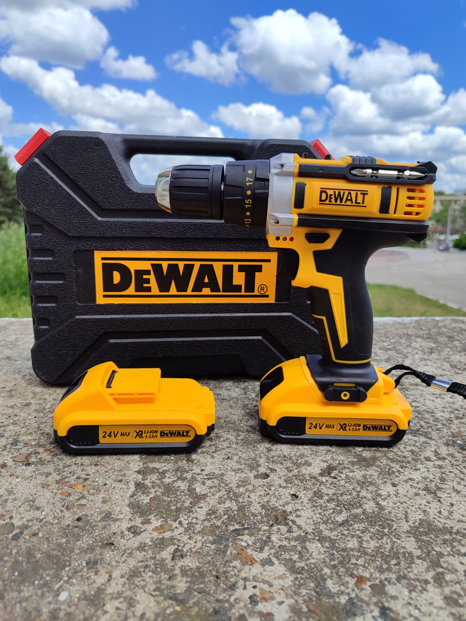 Новый ударный шуруповёрт DeWalt 24v с насадками в наборе. 2 аккумулятора foto 0