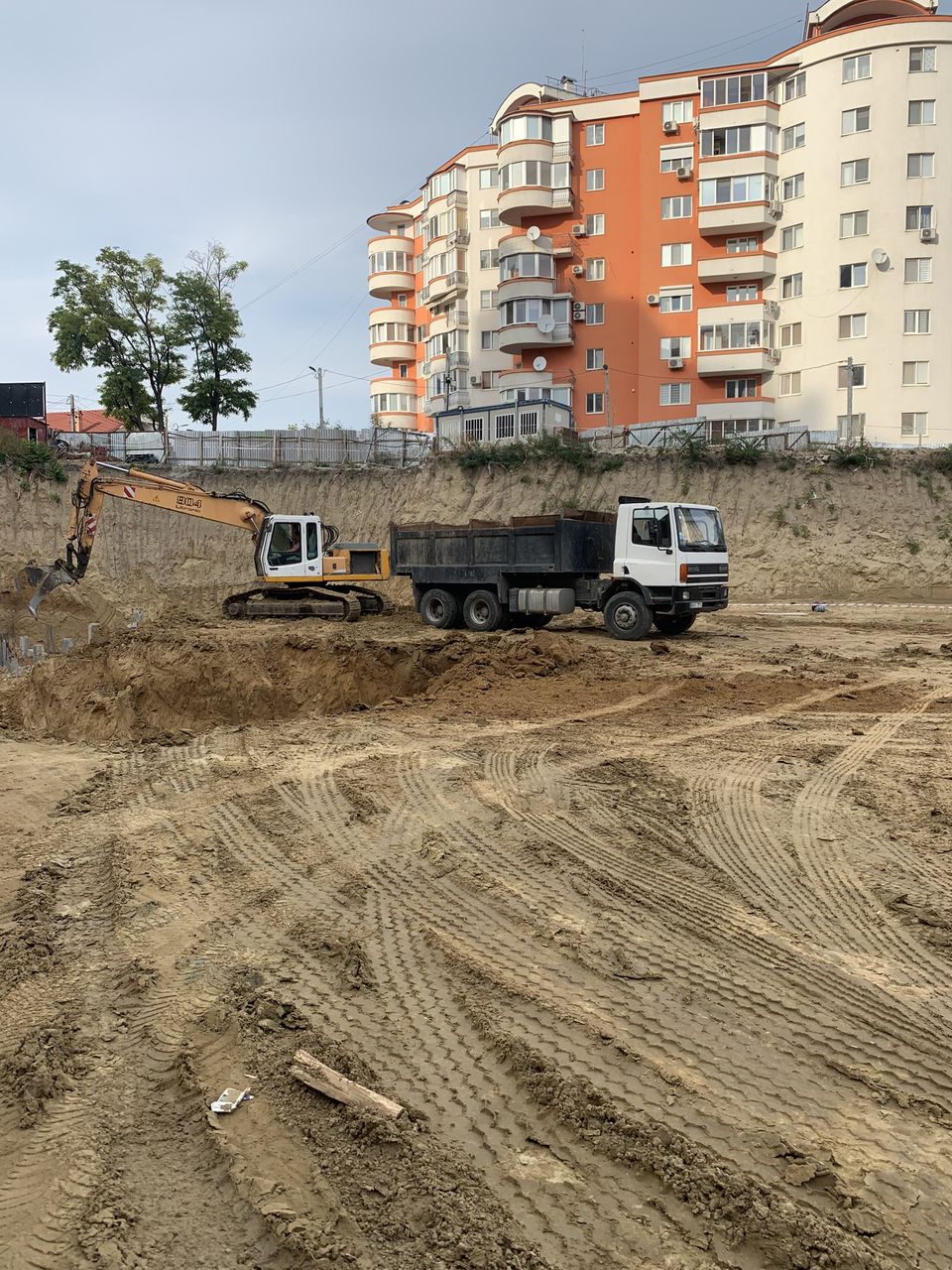Servicii excavator si basculante foto 1