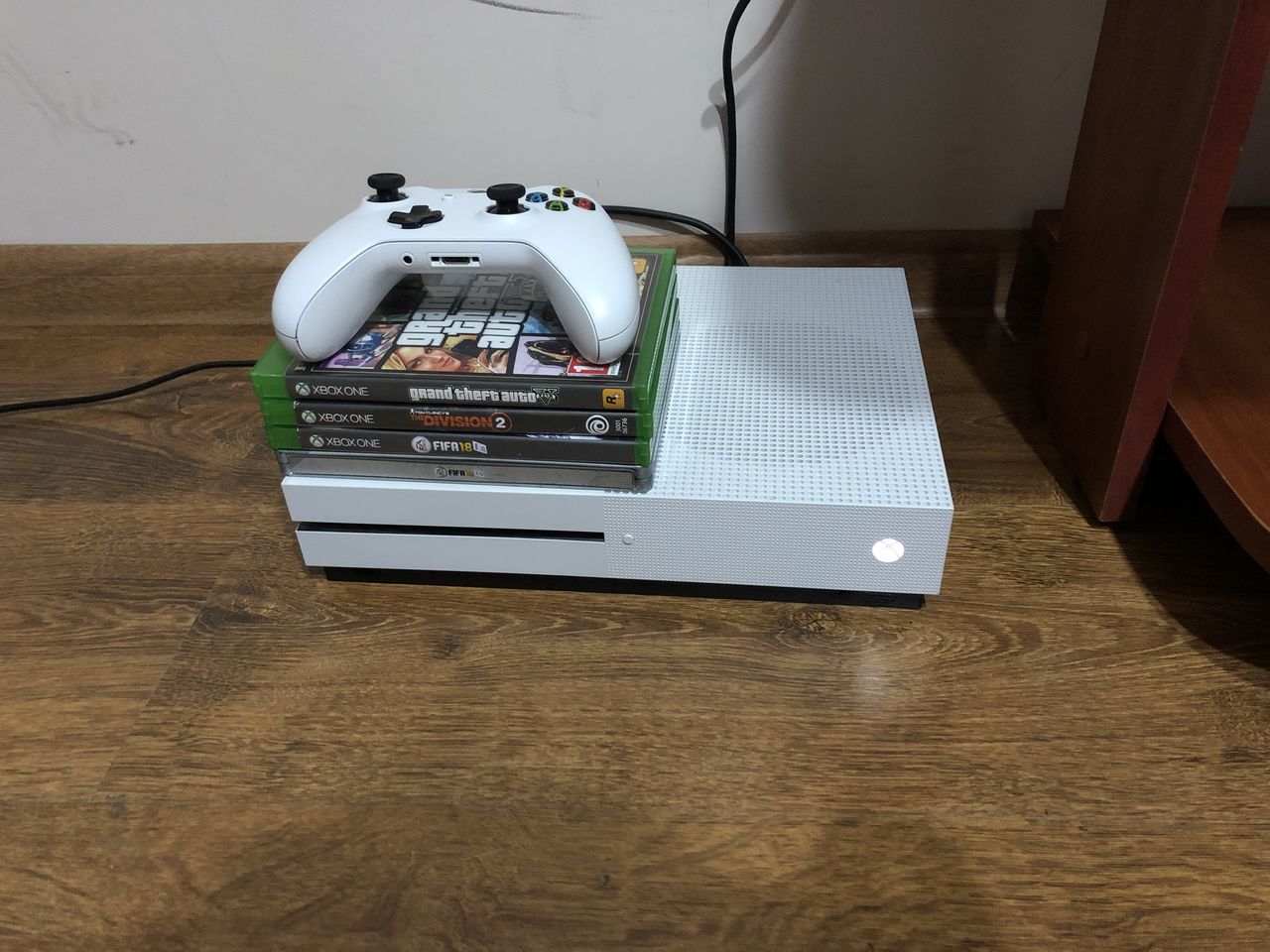 Xbox One S 1 TB ,stare ideala + 4 jocuri pe disc