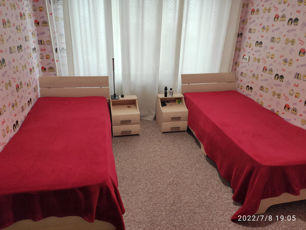 Две кровати с двумя тумбами и двумя матрасами