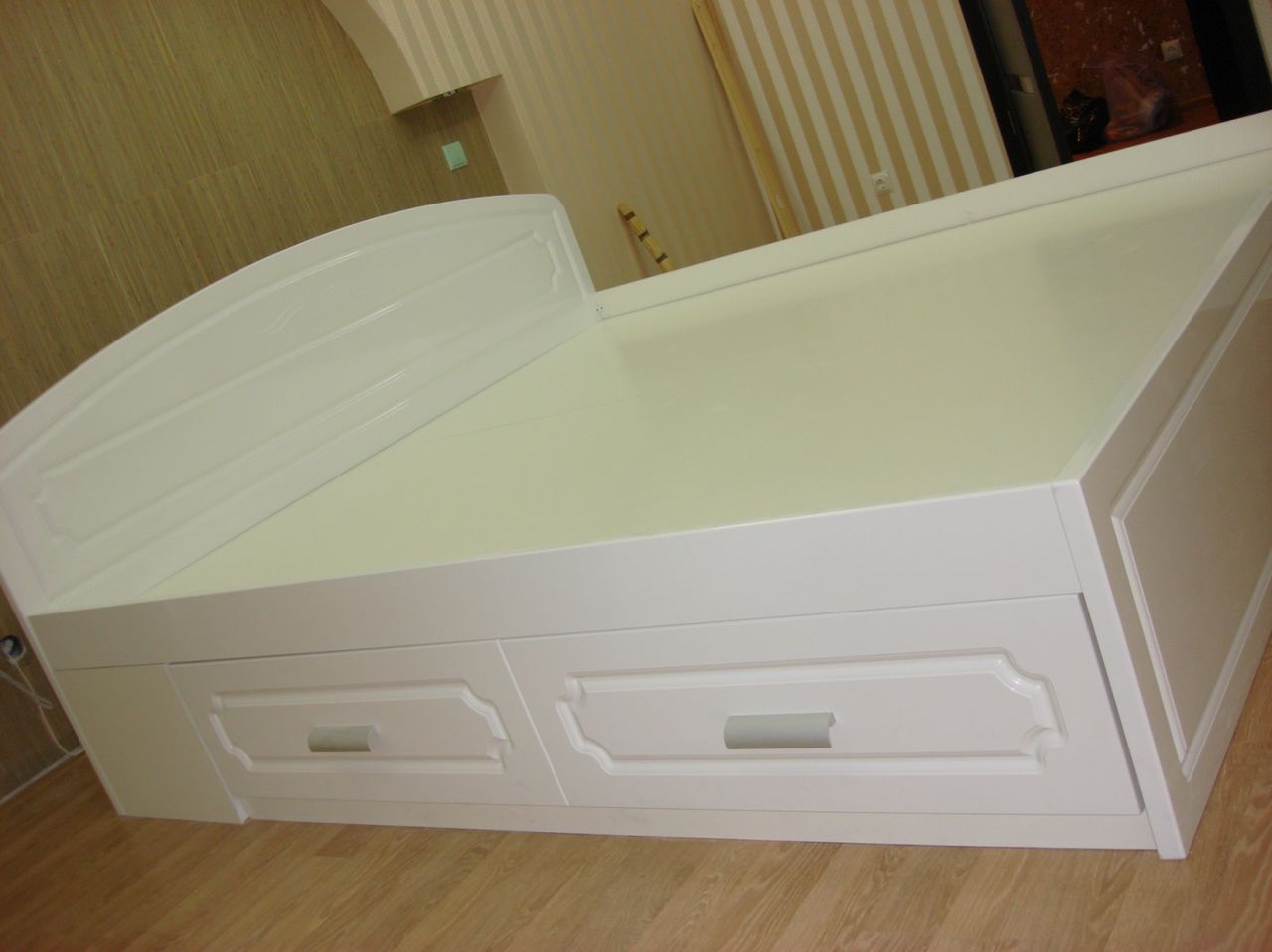 Кровать белая modo d311 с фрезеровкой