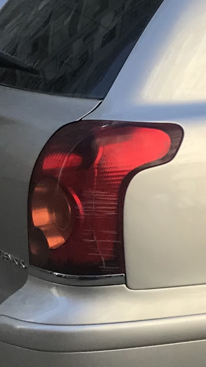 Задний правый фонарь на Toyota Avensis T25