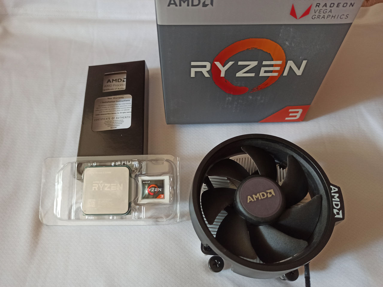 AMD Ryzen 3 2200G Desktop, с кулером. Сокет AM4, который имеет 4 ядра и 4  потока. Его базовая час