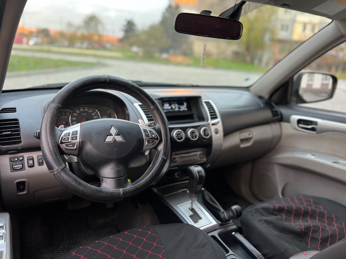 Mitsubishi Pajero Sport foto 12