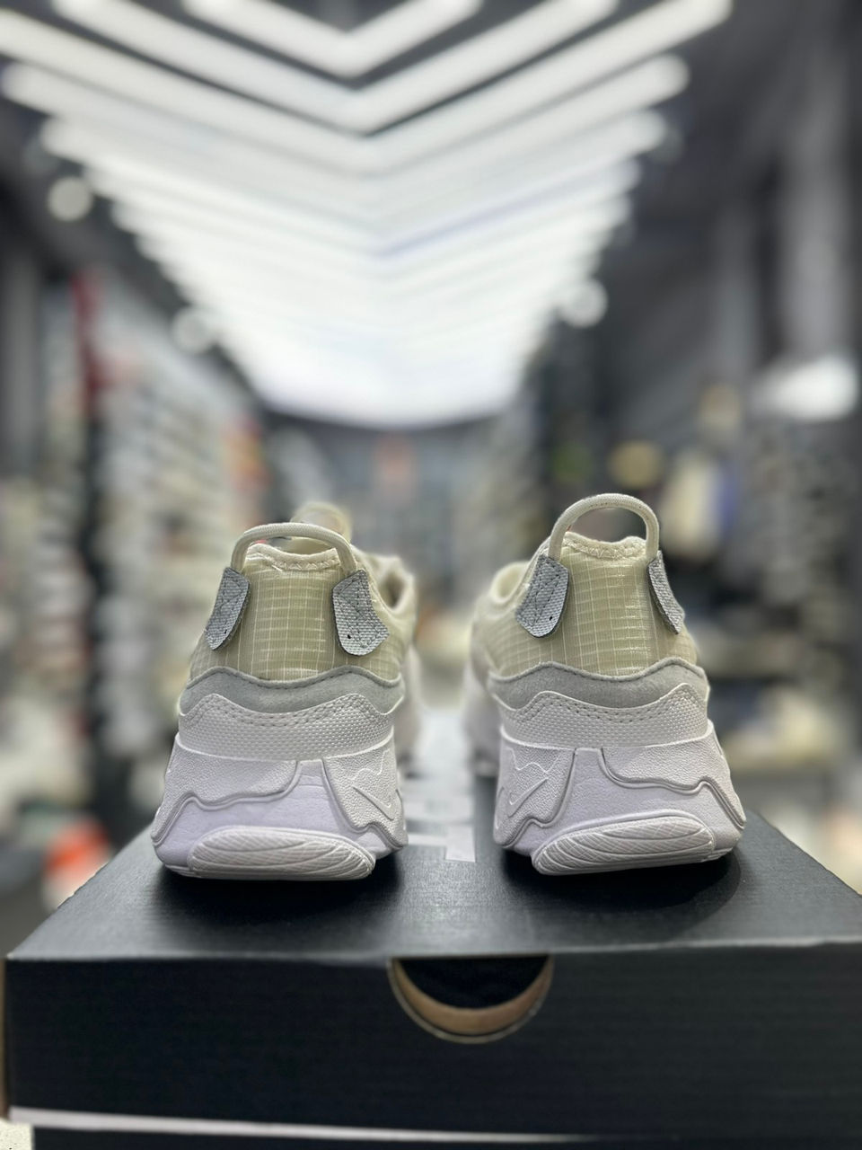 Adidasi Nike React Live  foto 3