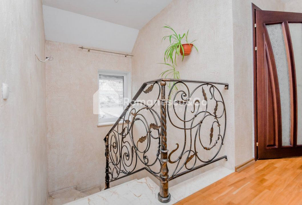 Casă în centru, 150 mp+2 ari, disponibilă în rate! foto 8