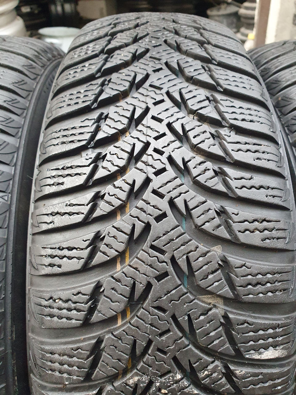 185/65/ R15- Kumho.