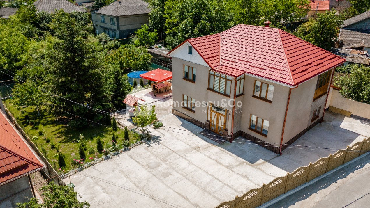 Casă de vânzare în Ialoveni, 2 nivele, cu reparație, teren 14 ari.  foto 0