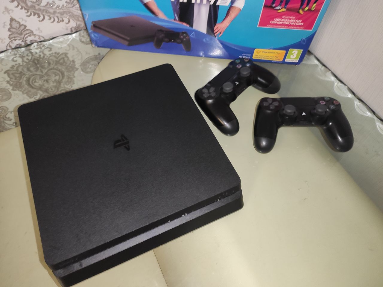 PS4 Slim 1tb + 2 геймпада + акк 40 игр