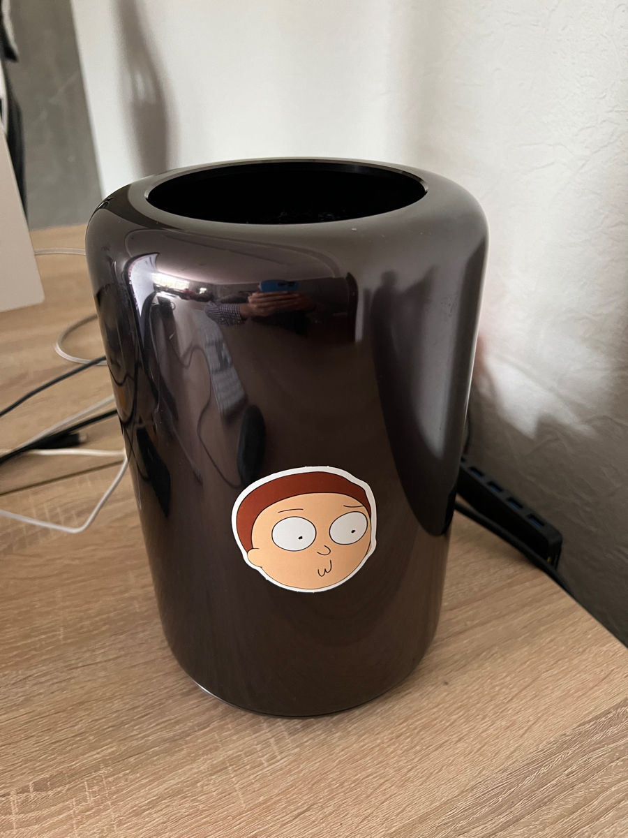 Apple mac pro trashcan intel xeon 4 core 8 threads 12gb ram 256 gb ssd