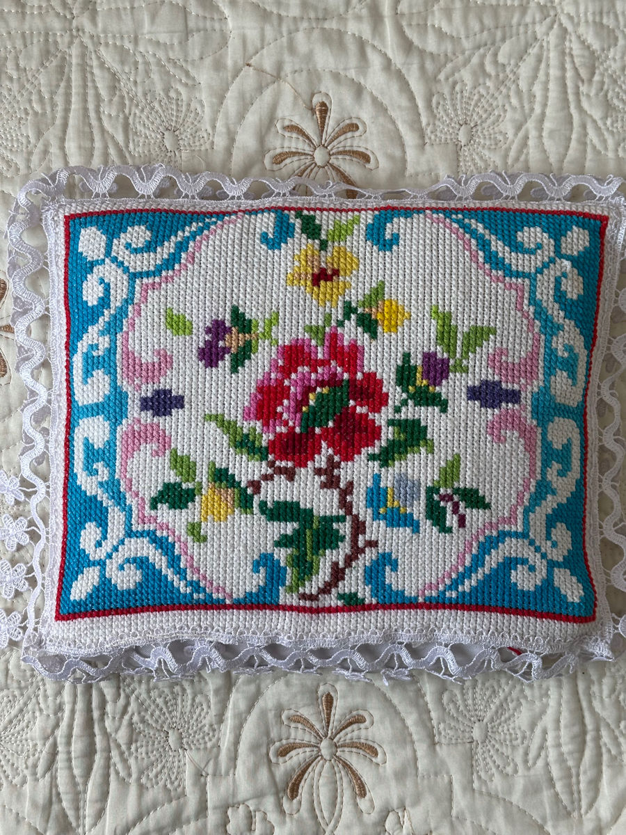 Coşuri de perne cusute manual în cruciuliță foto 6