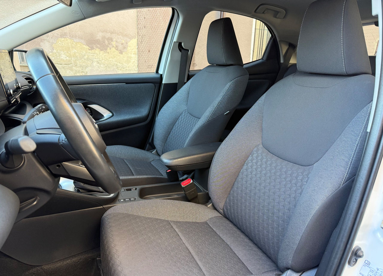 Toyota Yaris фото 16