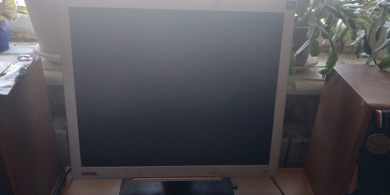 Монитор benq t705 выключается