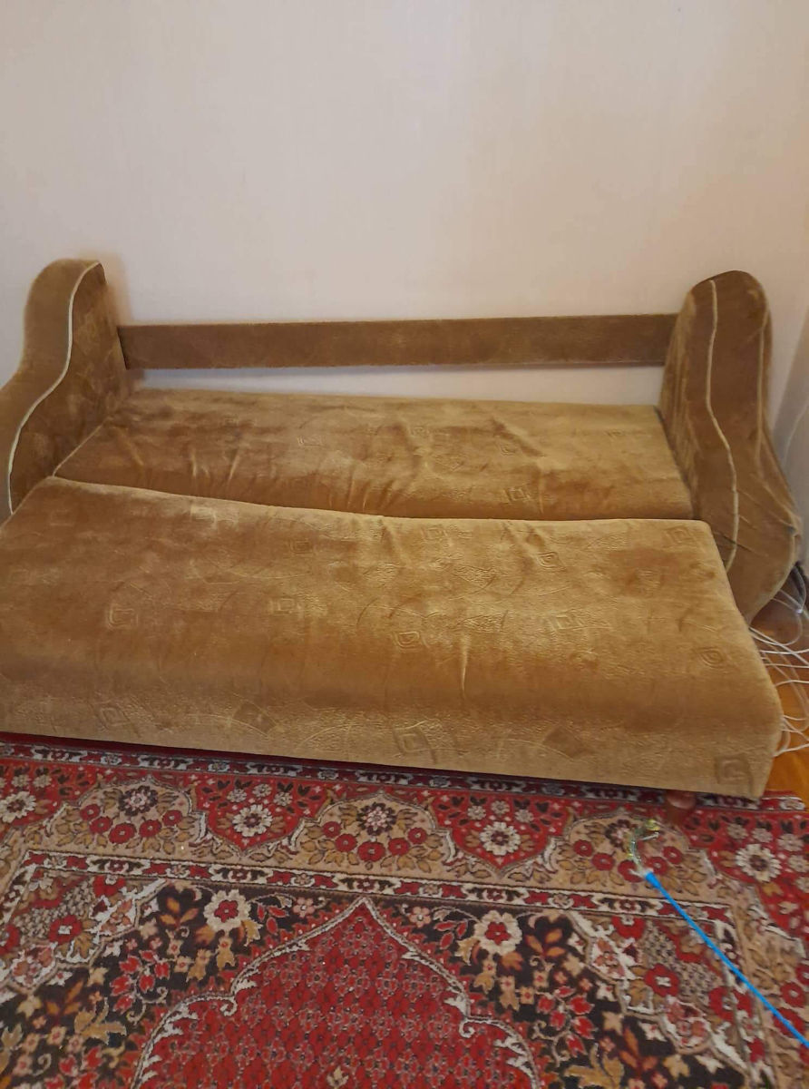 Диван раздвижной , диванчик маленький раскладной .б.у