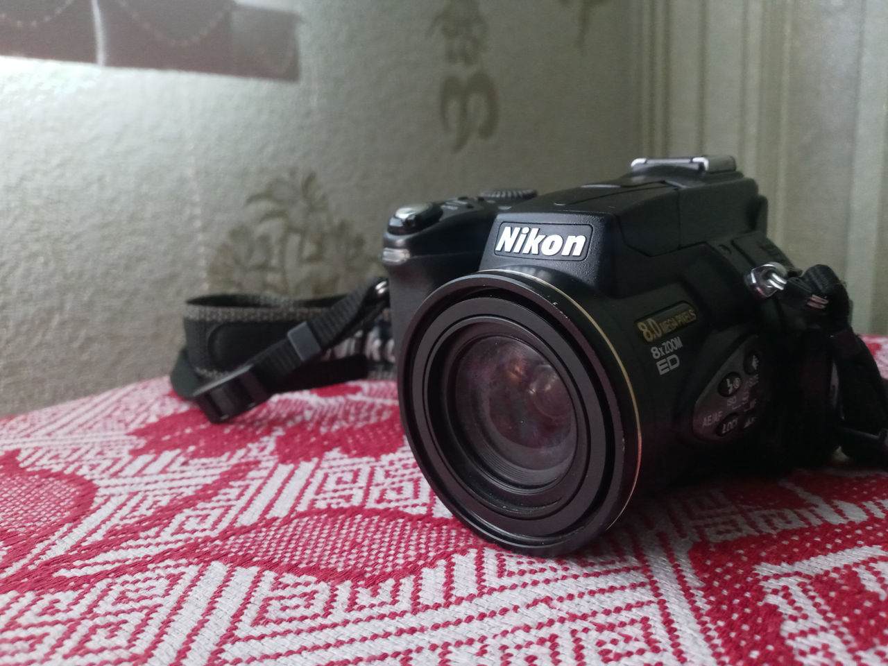 Aparat foto Nikon profesional.