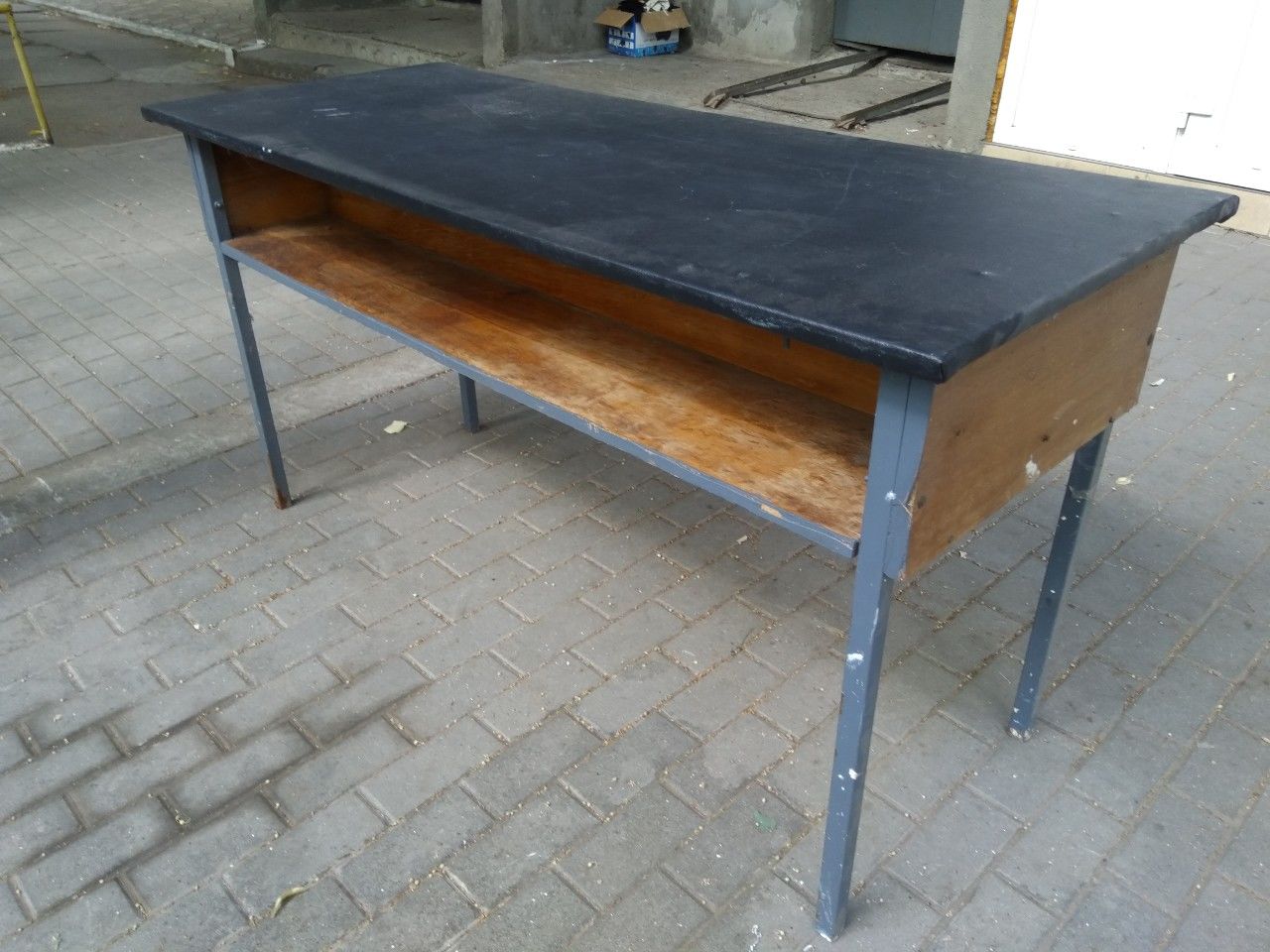 Старый металлический стол