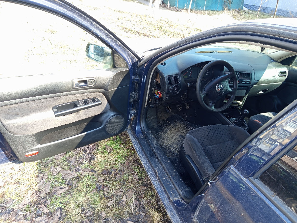 Volkswagen Golf 1998 г. с пробегом 200000 км, Бензин, 2000 €