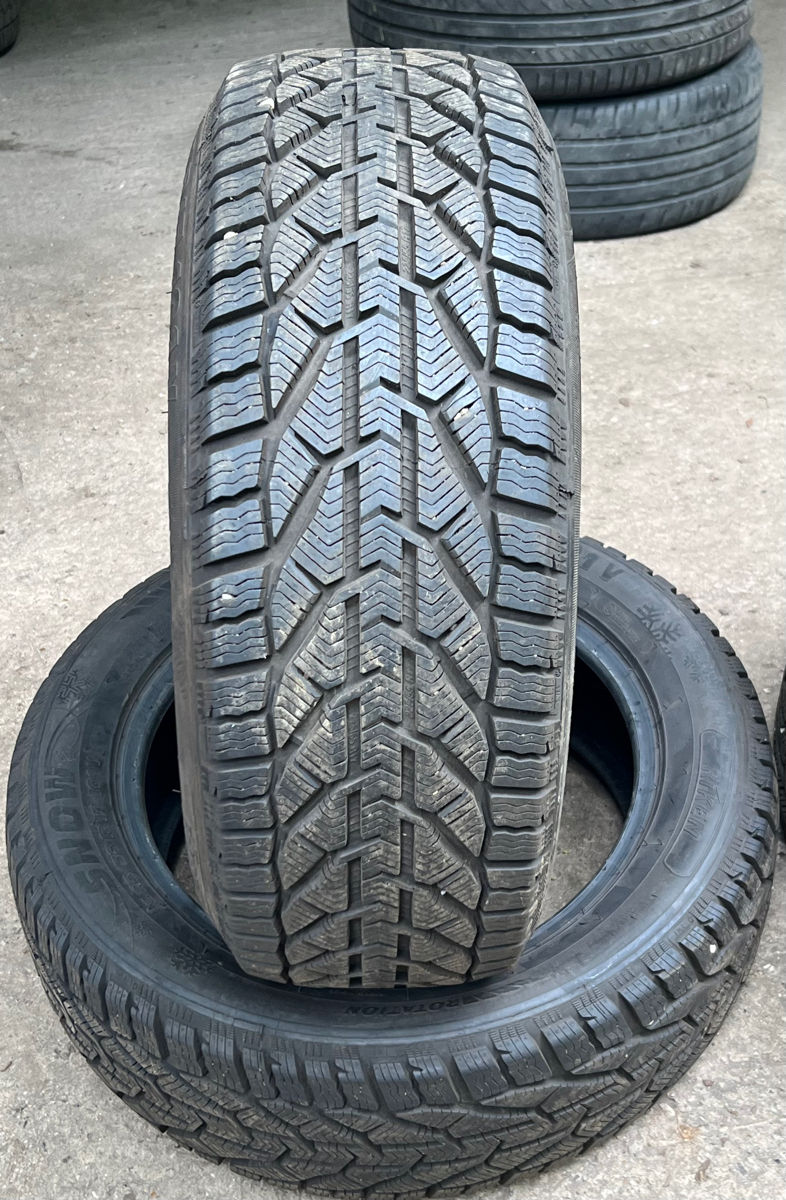 Продам 2 шины 225/55 R17 Riken Snow (Michelin Group) фото 0