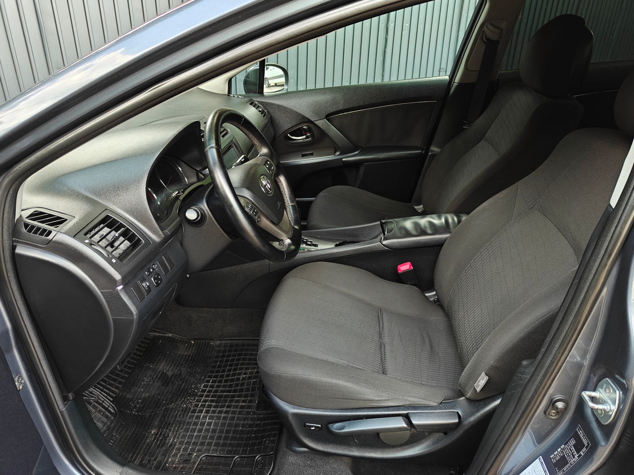 Toyota Avensis фото 6
