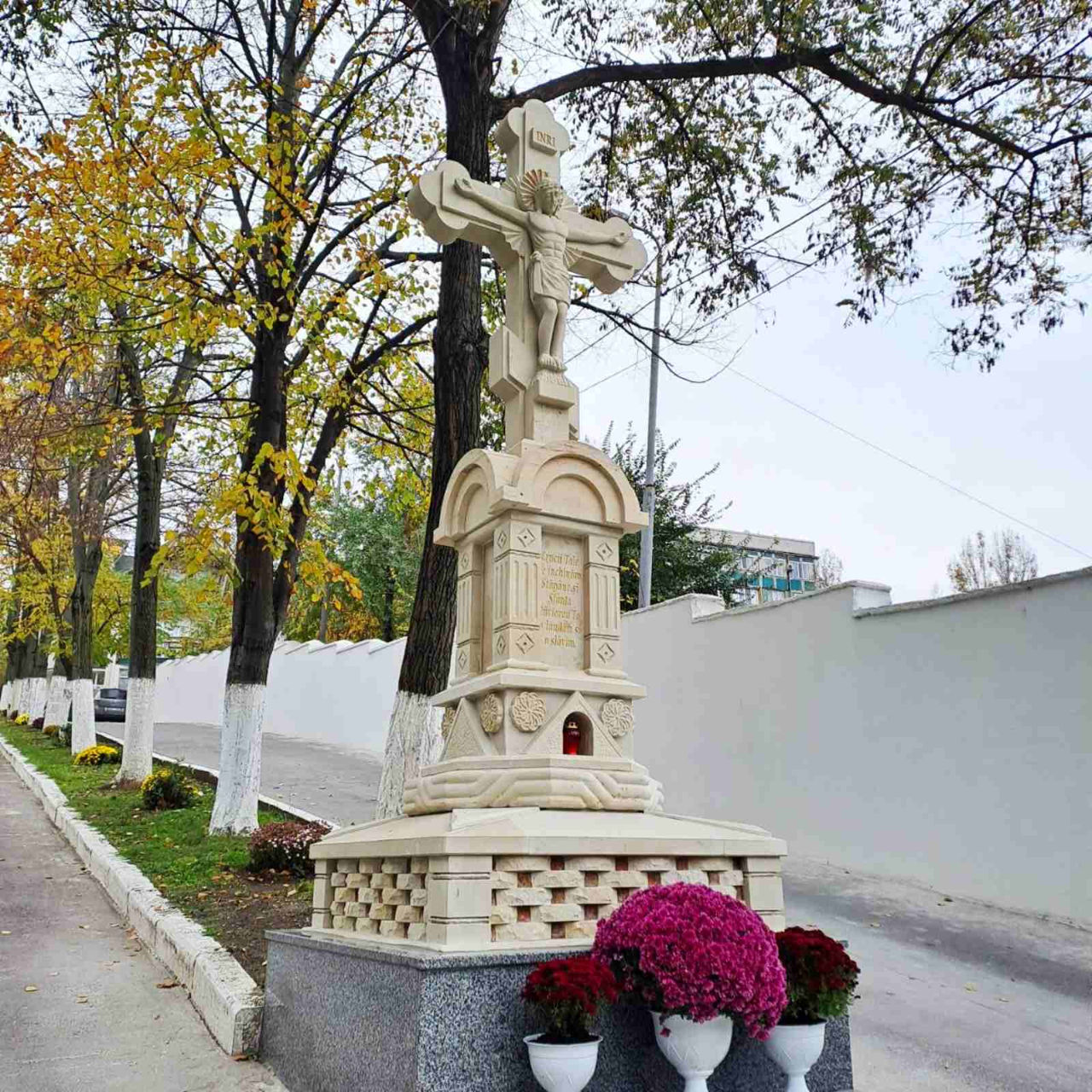 Răstigniri,sculpturi...din piatră de Cosăuţi foto 3