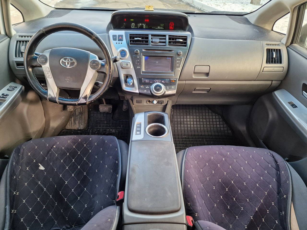 Toyota Prius + фото 7