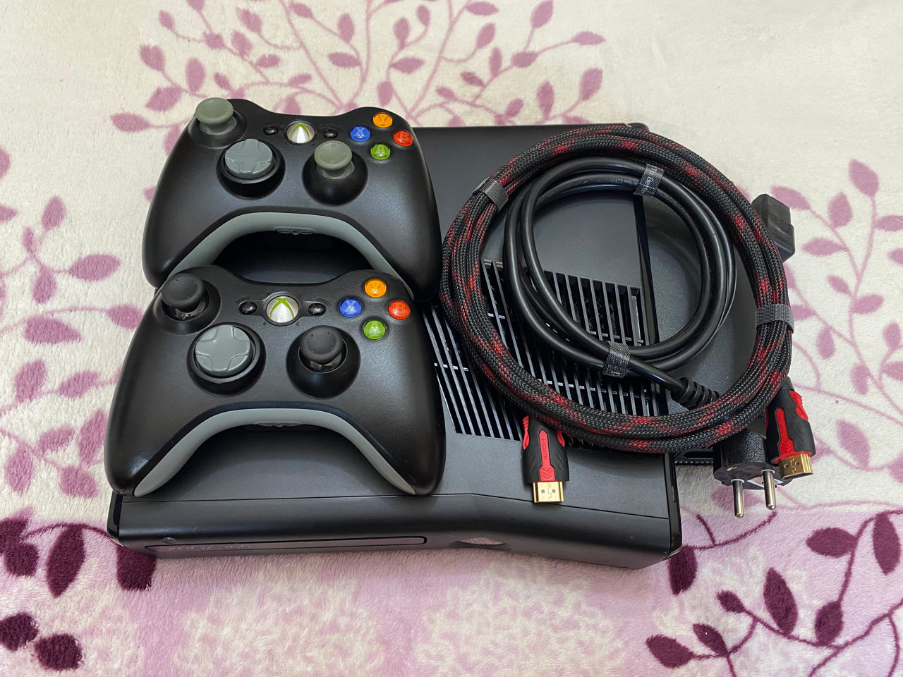 Xbox 360 S (прошивка Freeboot - 139 топовых игр). В отличном состоянии. foto 0