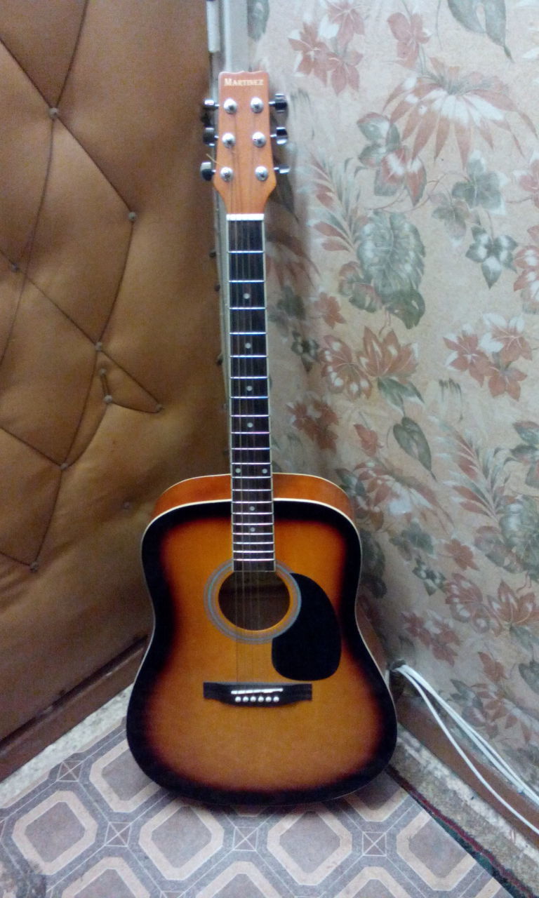 Гитара купить недорого бу. Недорогие гитары. Гитара дешевая обычная. Недорогие гитары за 1000. Классическая гитара.