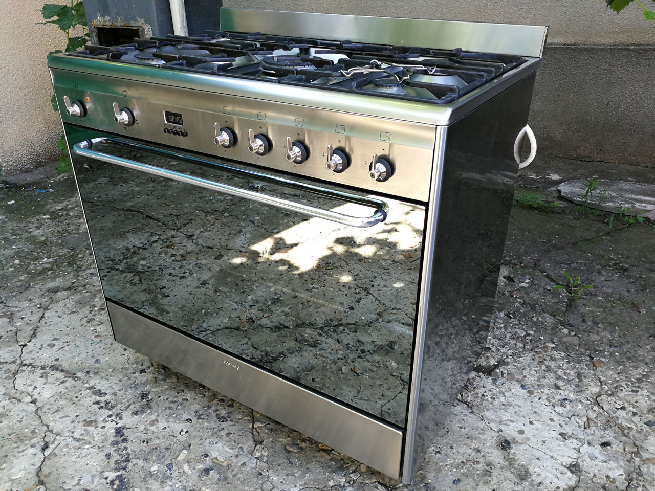Smeg. Италия. Газовая плита с электрической духовкой.