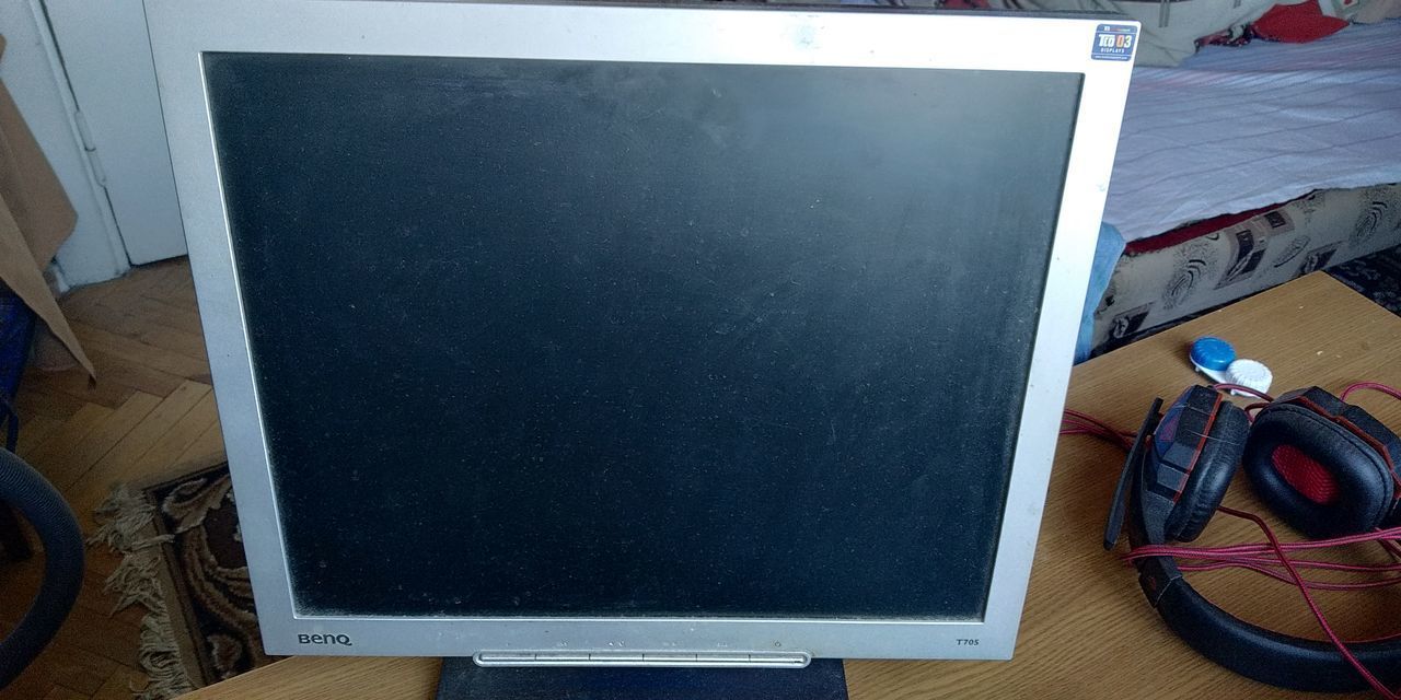 Монитор benq t705 выключается