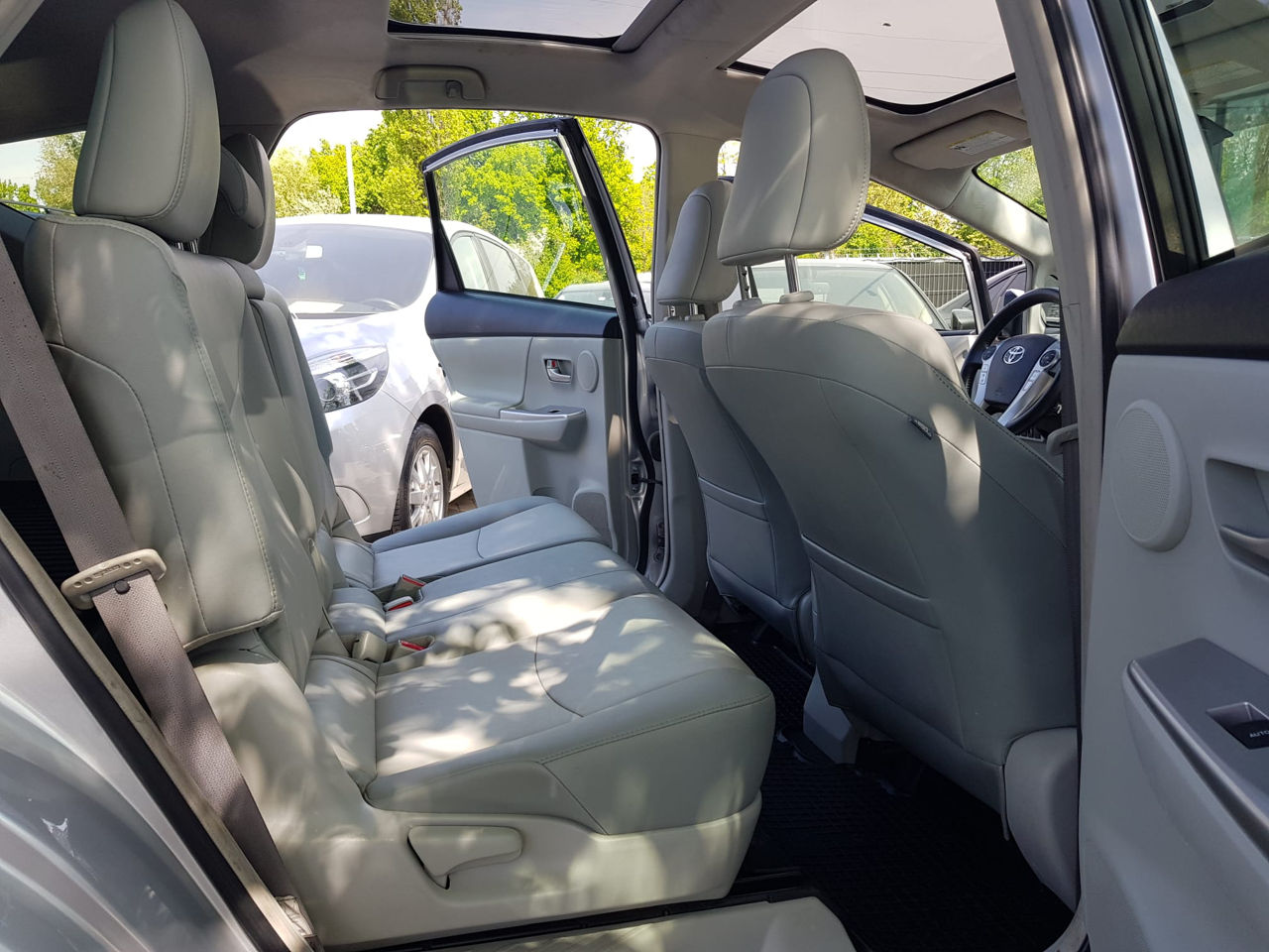 Toyota Prius v foto 14