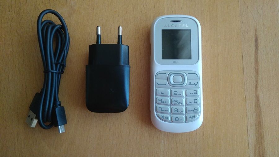 2 sim белый телефон Alcatel с зарядкой и чехлом