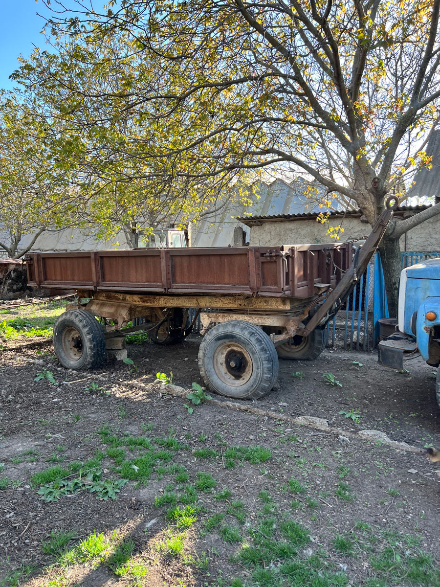 Tractor T40 cu remorcă foto 1
