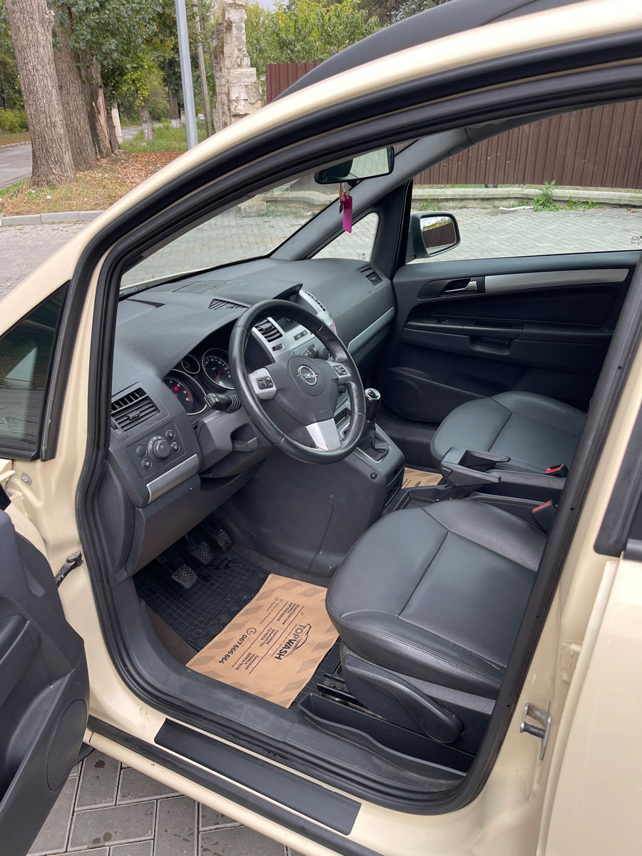Opel Zafira фото 6