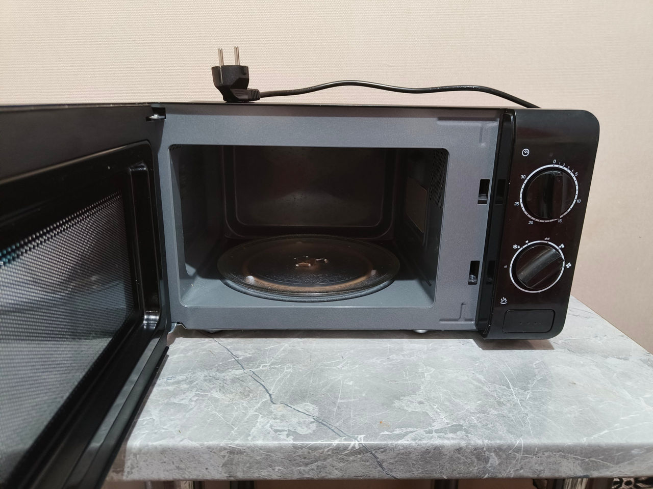 Продаю микроволновку ММ 20 L-BK, б/у всего 4 месяца.