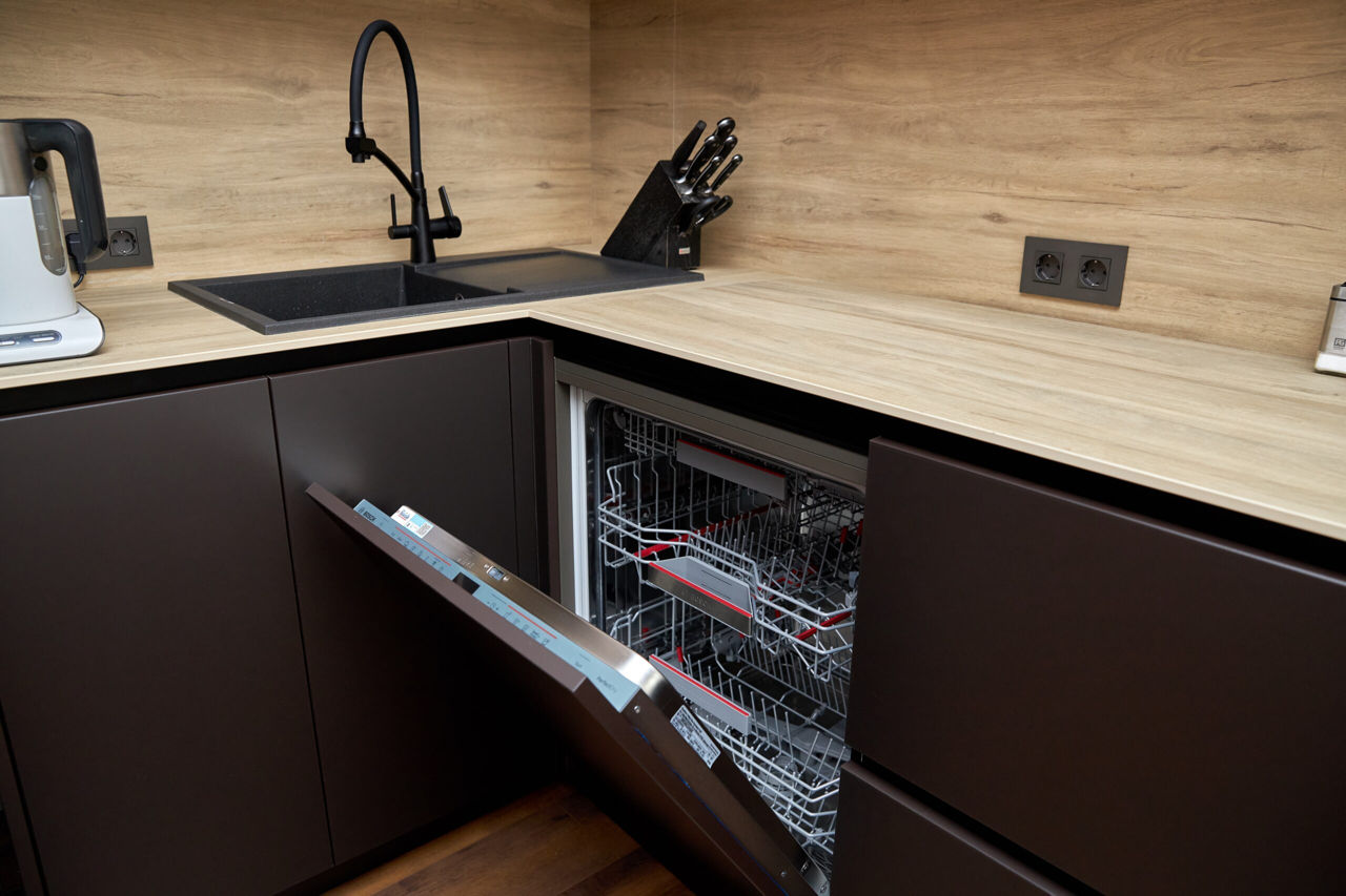 Bucatarie minimalista in forma de "U" foto 3